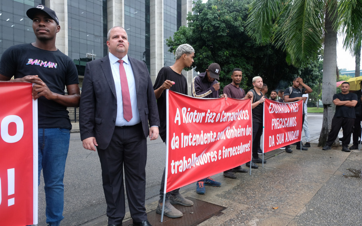 Manifestantes protestam em frente a Prefeitura do Rio contra atrasos no pagamento do Carnaval, nesta Terça-feira (23).