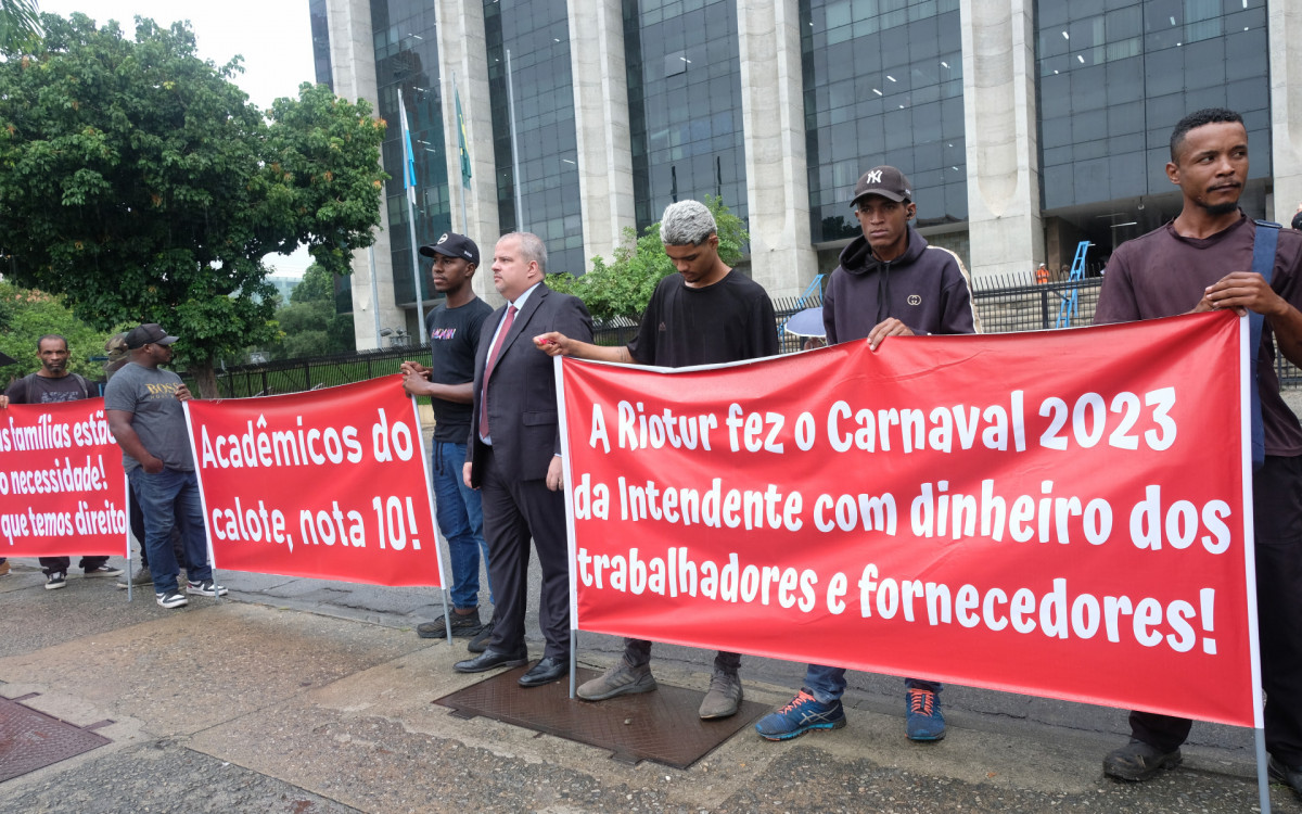 Manifestantes protestam em frente a Prefeitura do Rio contra atrasos no pagamento do Carnaval, nesta Terça-feira (23).