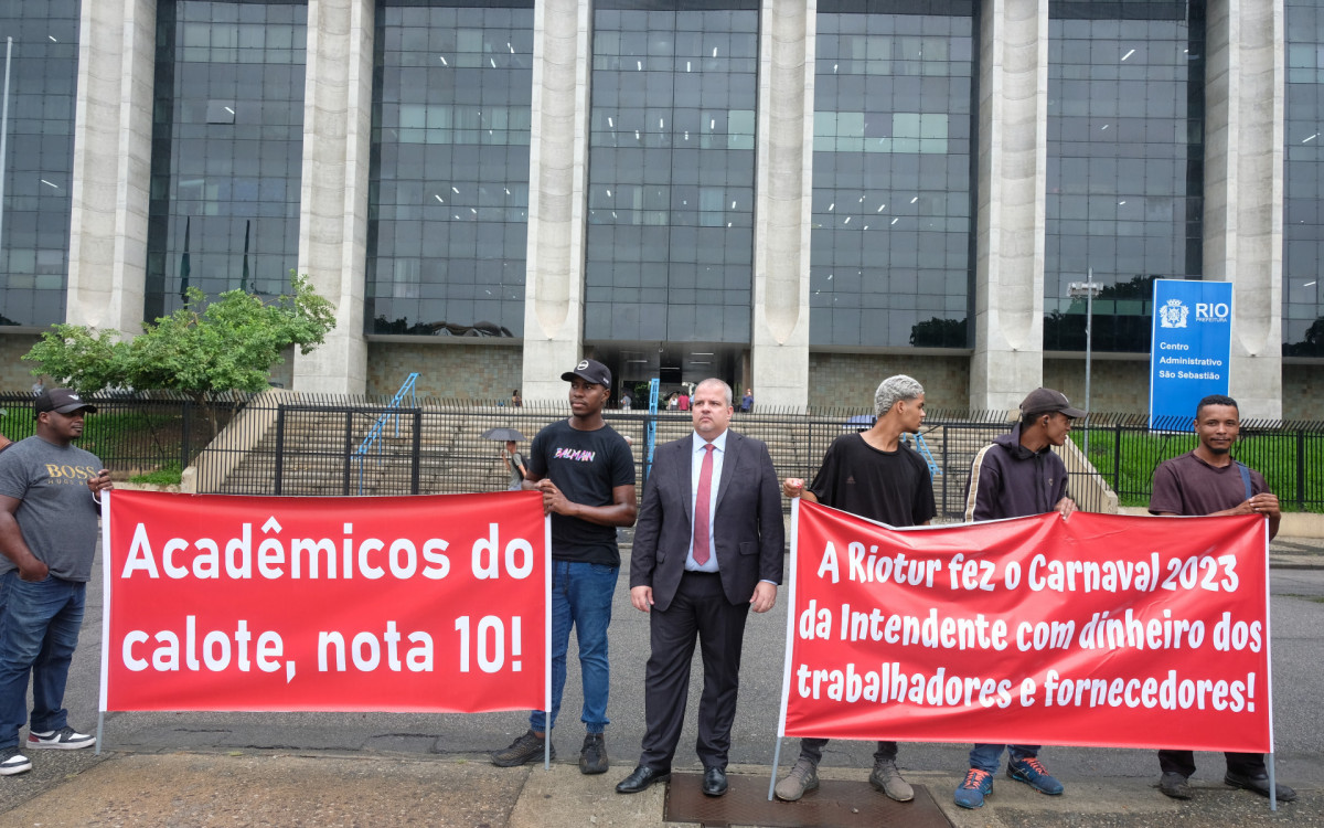 Manifestantes protestam em frente a Prefeitura do Rio contra atrasos no pagamento do Carnaval, nesta Terça-feira (23). - Pedro Ivo/Agência O Dia                                                                                                                                                                                                                                                      