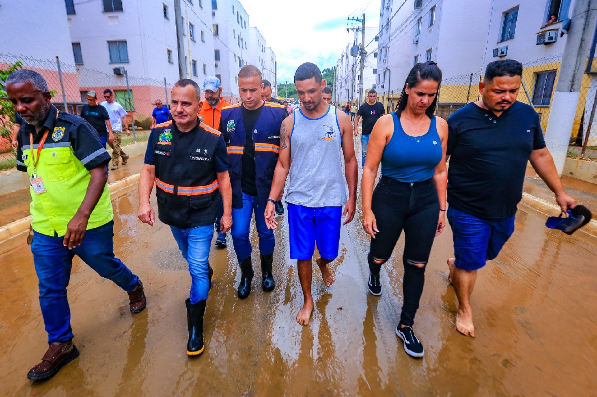 O prefeito Waguinho reuniu secretários e caminhou pelo bairro Recantus, um dos mais atingidos pelas enchentes - Rafael Barreto/PMBR