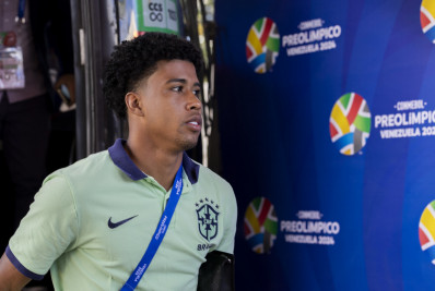 Chelsea confirma empréstimo de Andrey Santos a clube francês