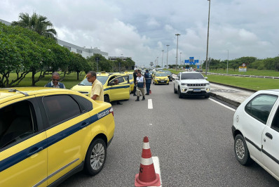 Taxistas são alvos de fiscalização contra cobrança ilegal no Galeão