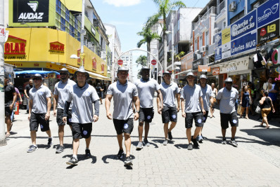 Agentes do Controle Urbano de Nova Iguaçu de uniforme novo para o verão
