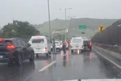 Carros são roubados durante arrastão na Avenida Brasil