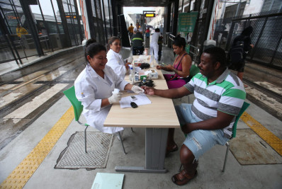 Atendimentos gratuitos de saúde são realizados na estação Central do VLT