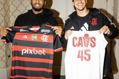 Nova camisa do Flamengo aparece em foto de Pedro com jogador da NBA
