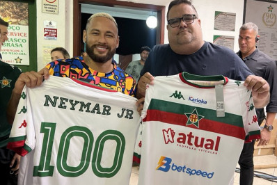 Neymar posa com a camisa da Portuguesa-RJ, que brinca nas redes sociais: 'Craque novo?'