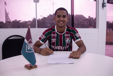 Jovem promessa do Fluminense assina primeiro contrato profissional