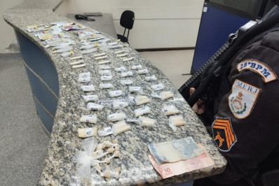 PMs apreendem drogas no bairro Getúlio Vargas, em Barra Mansa