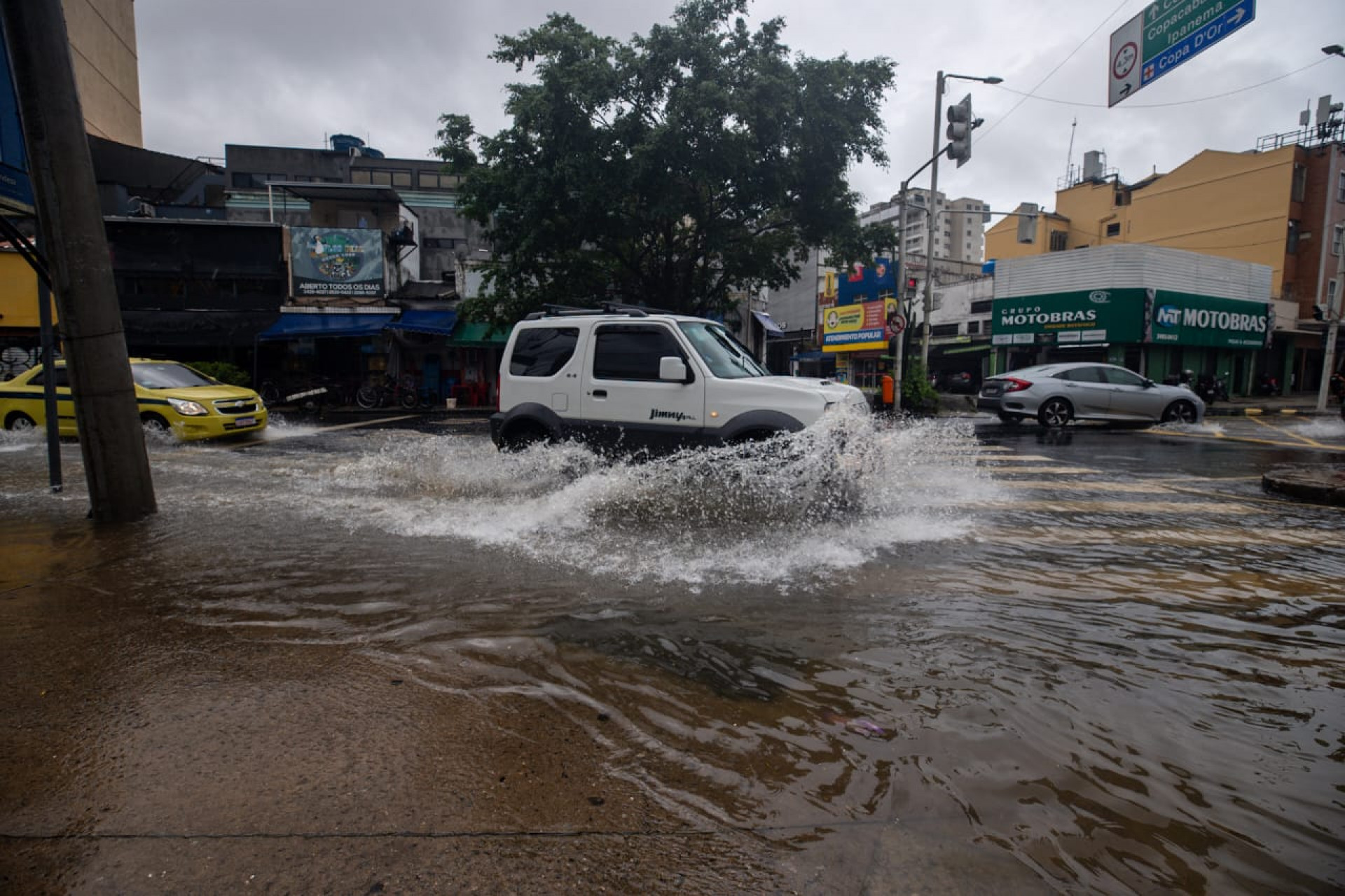 Rua Pinheiro Guimarães, em Botafogo, próximo ao Cemitério São João Batista, ficou alagada devido à chuva - Renan Areias / Agência O Dia