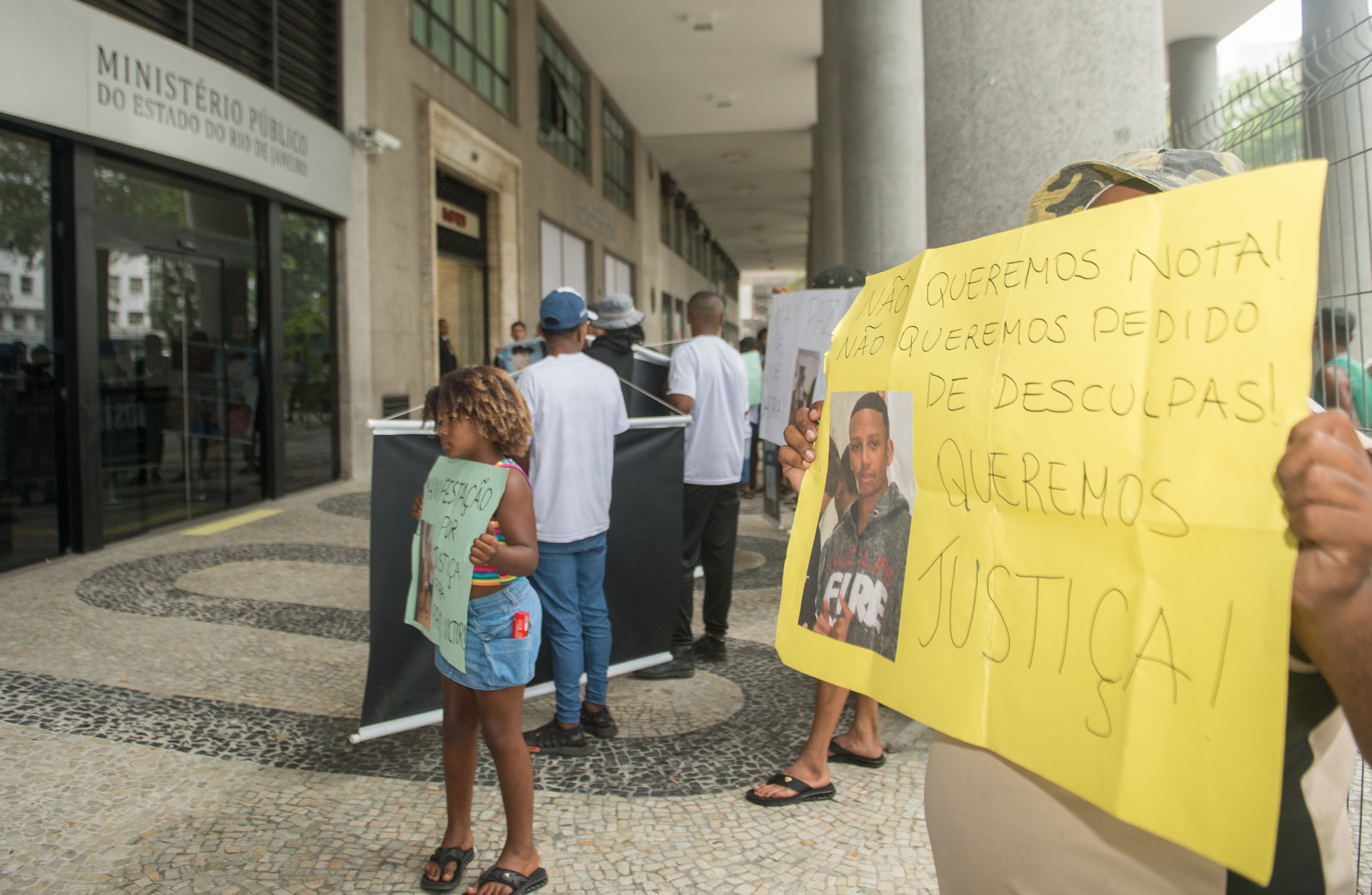 Familiares e amigos do menino Paulo Vitcor fazem manifestação na porta do MPRJ, no Centro do Rio, nesta terça-feira (23) - Armando Paiva/Agência O Dia