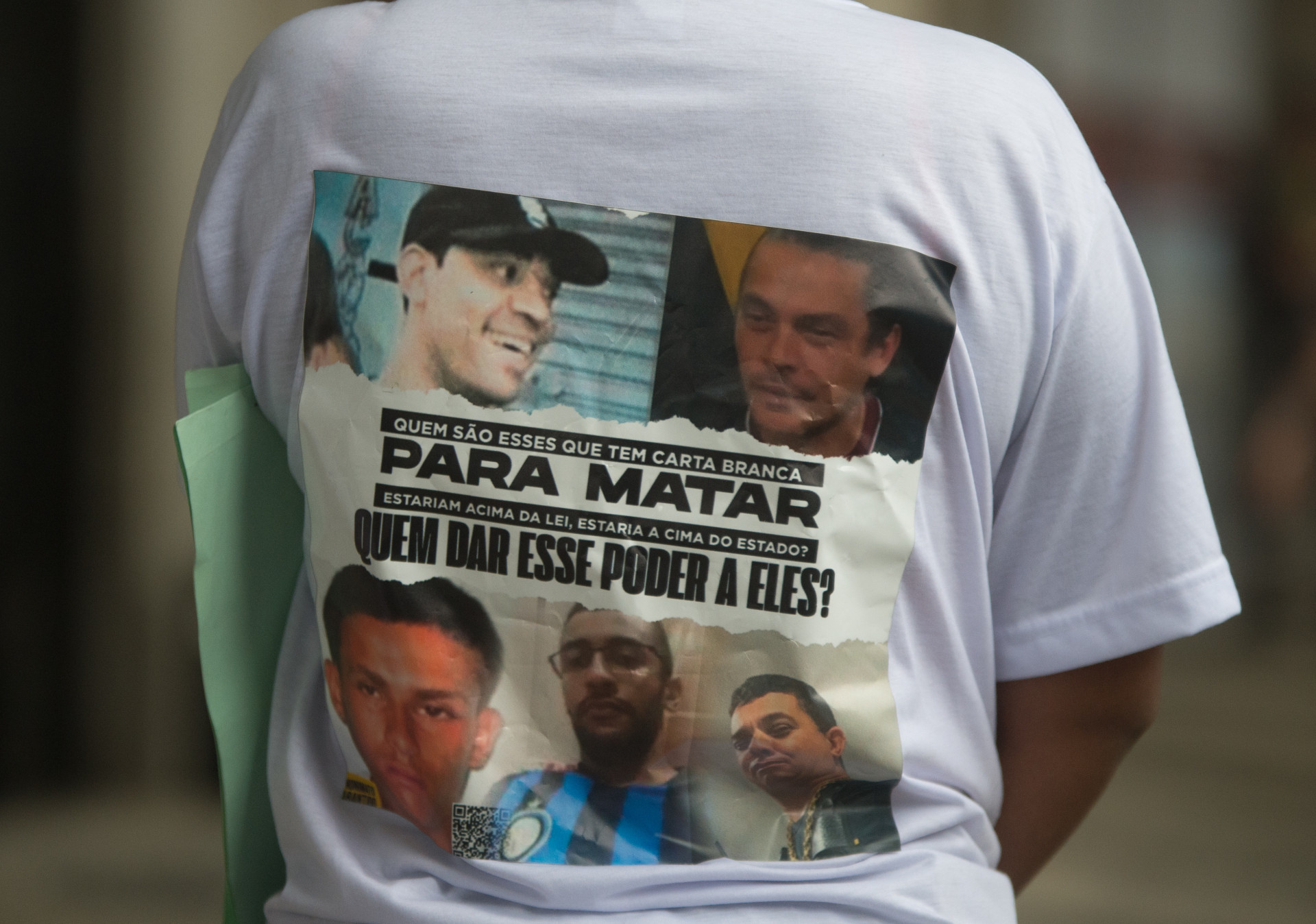 Familiares e amigos do menino Paulo Victor fazem manifestação na porta do MPRJ, no Centro do Rio, nesta terça-feira (23) - Armando Paiva/Agência O Dia