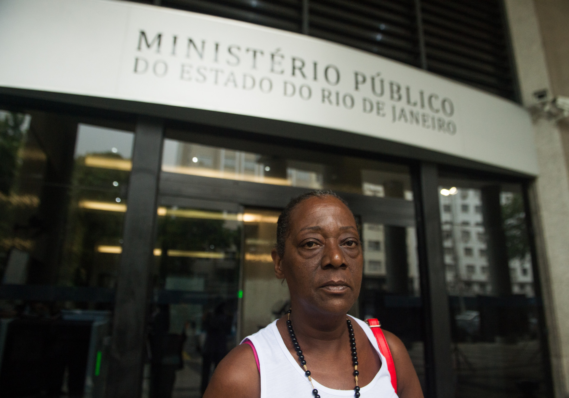 Célia Oliveira, mãe de Paulo Victor, faz manifestação na porta do MPRJ, no Centro do Rio, nesta terça-feira (23) - Armando Paiva/Agência O Dia