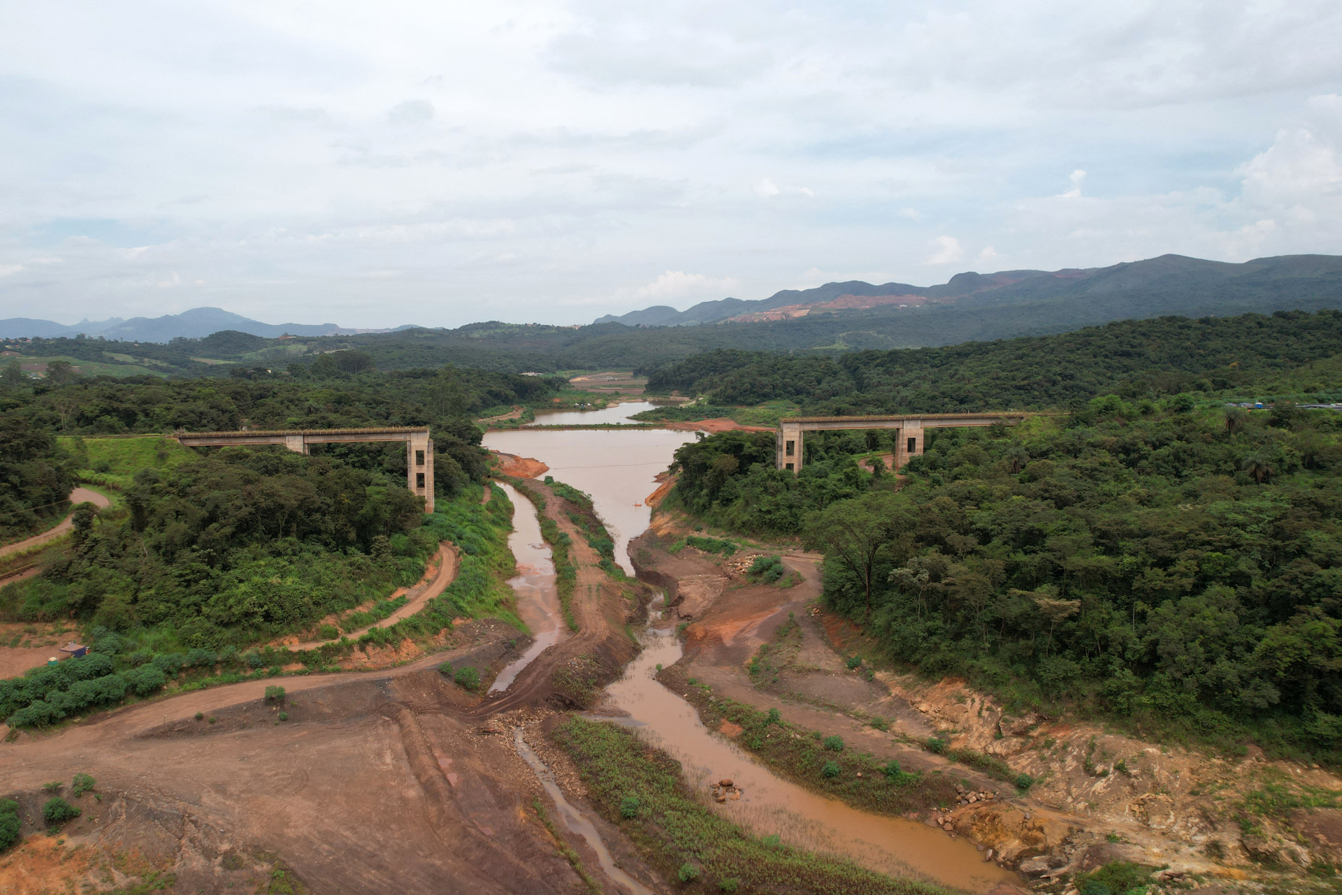 Destroços devastaram a região a ponto de destruir uma ponta - Douglas Magno / AFP