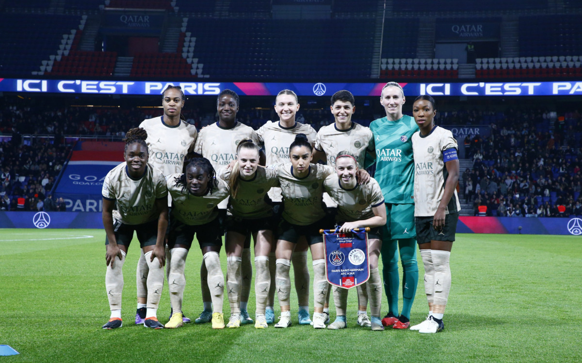 Jogadoras do PSG posam para foto antes do jogo contra o Ajax