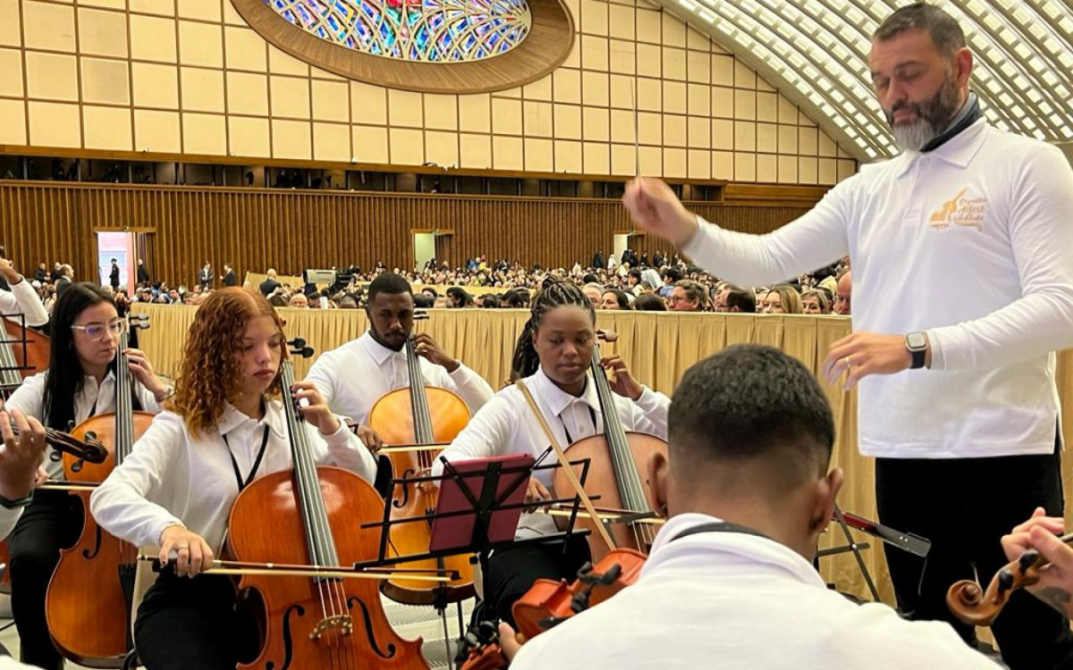 A Orquestra Maré do Amanhã se apresenta ao Papa Francisco, nesta quarta-feira (24), no Vaticano