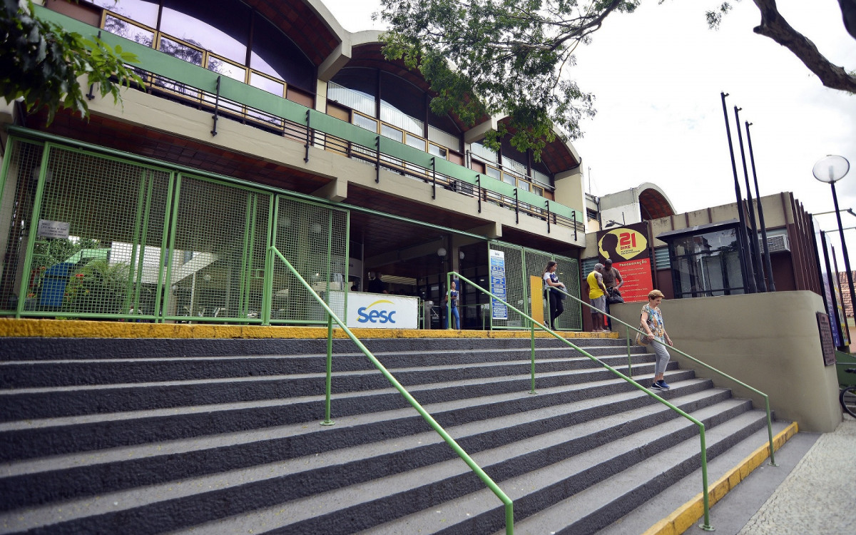 Sesc RJ abre 922 vagas gratuitas em curso de idiomas. Na foto, a fachada do Sesc Madureira