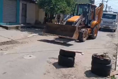 PM retira barricadas do tráfico na Chatuba de Mesquita