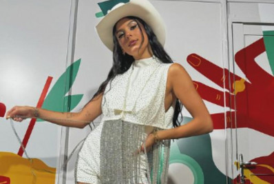 Ana Castela leva choque durante show em bar