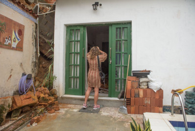 Mulher tem casa interditada pela Defesa Civil após deslizamento em Santa Teresa: 'desesperador'