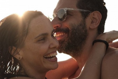 Em clique raro, Débora Falabella aparece abraçadinha com o marido