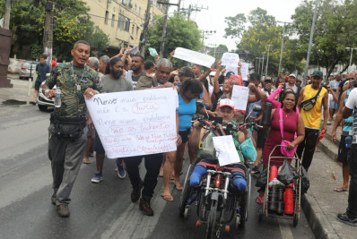 Moradores realizam manifestação contra fechamento da Feira de Acari: 'Queremos trabalhar'
