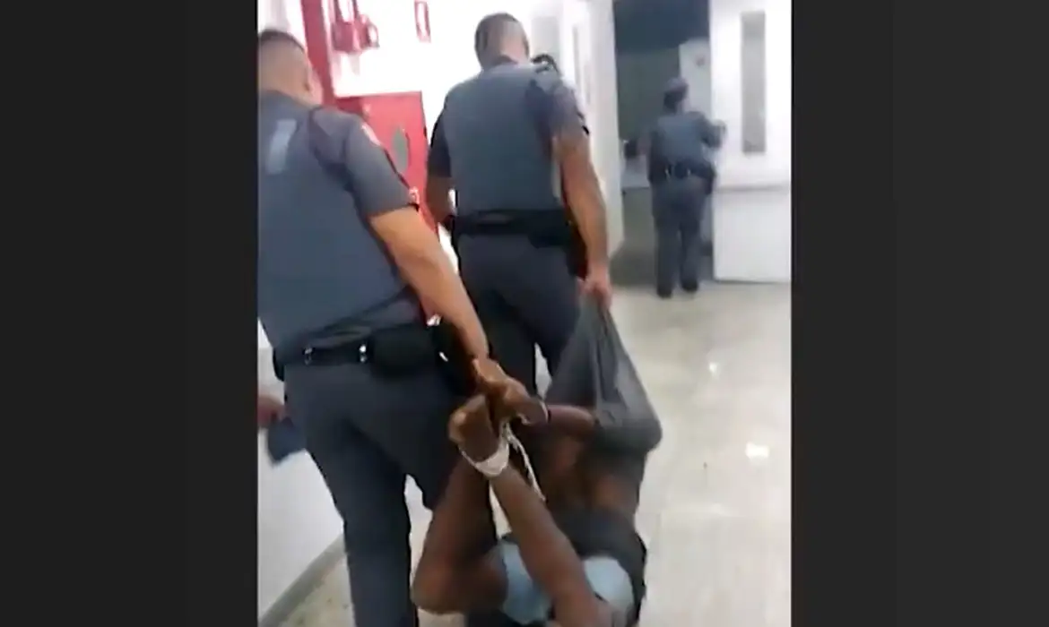 Homem amarrado com cordas por policiais pede indenização por tortura