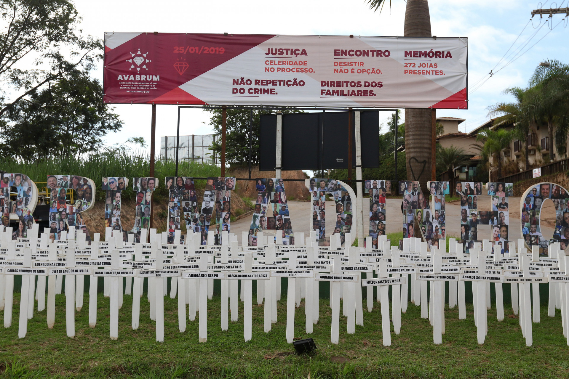 Homenagem às vítimas da tragédia do rompimento da barragem, no letreiro de Brumadinho, na entrada da cidade - Tânia Rêgo/Agência Brasil