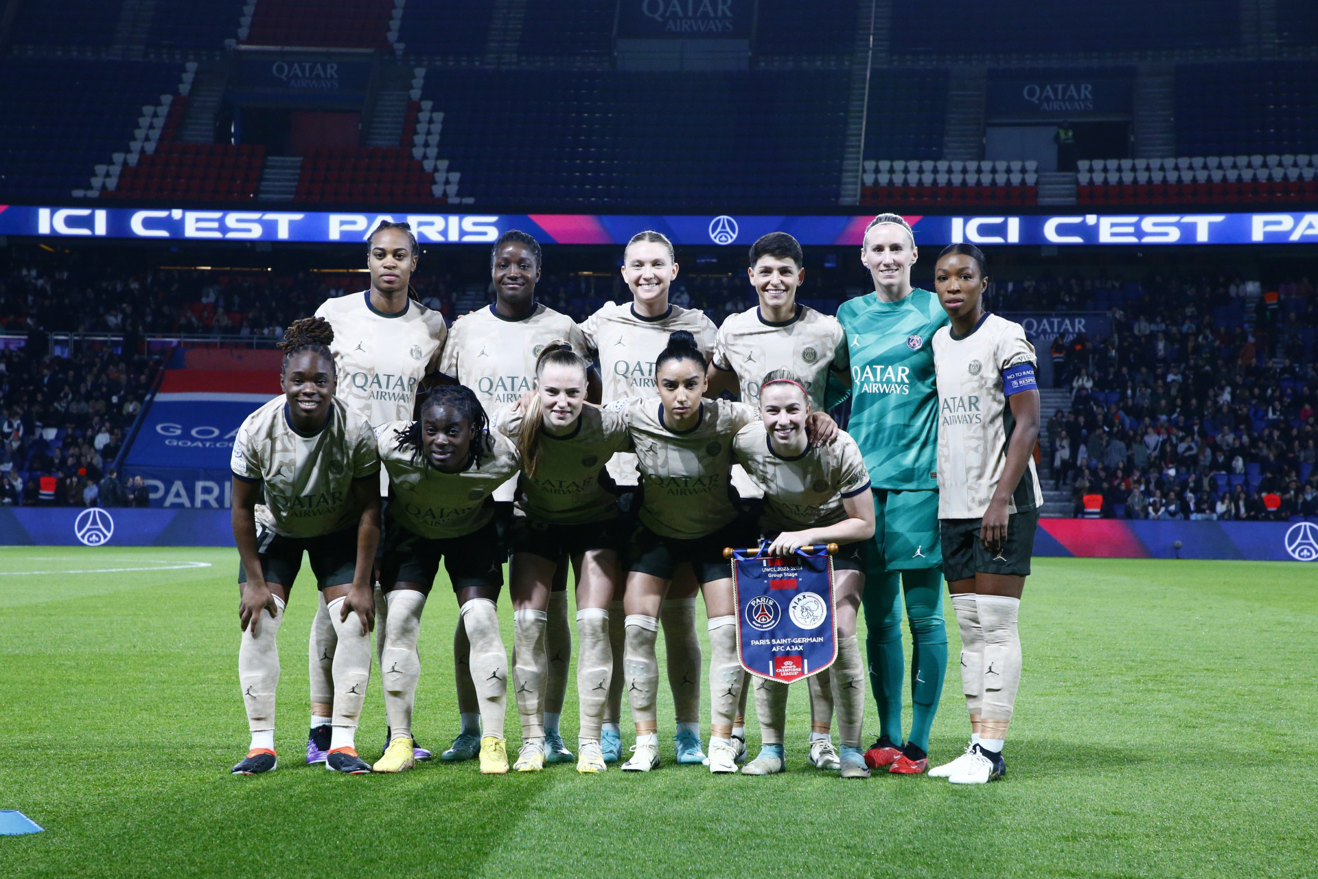 Jogadoras do PSG posam para foto antes do jogo contra o Ajax - Foto: Divulgação/X @PSG_Feminines