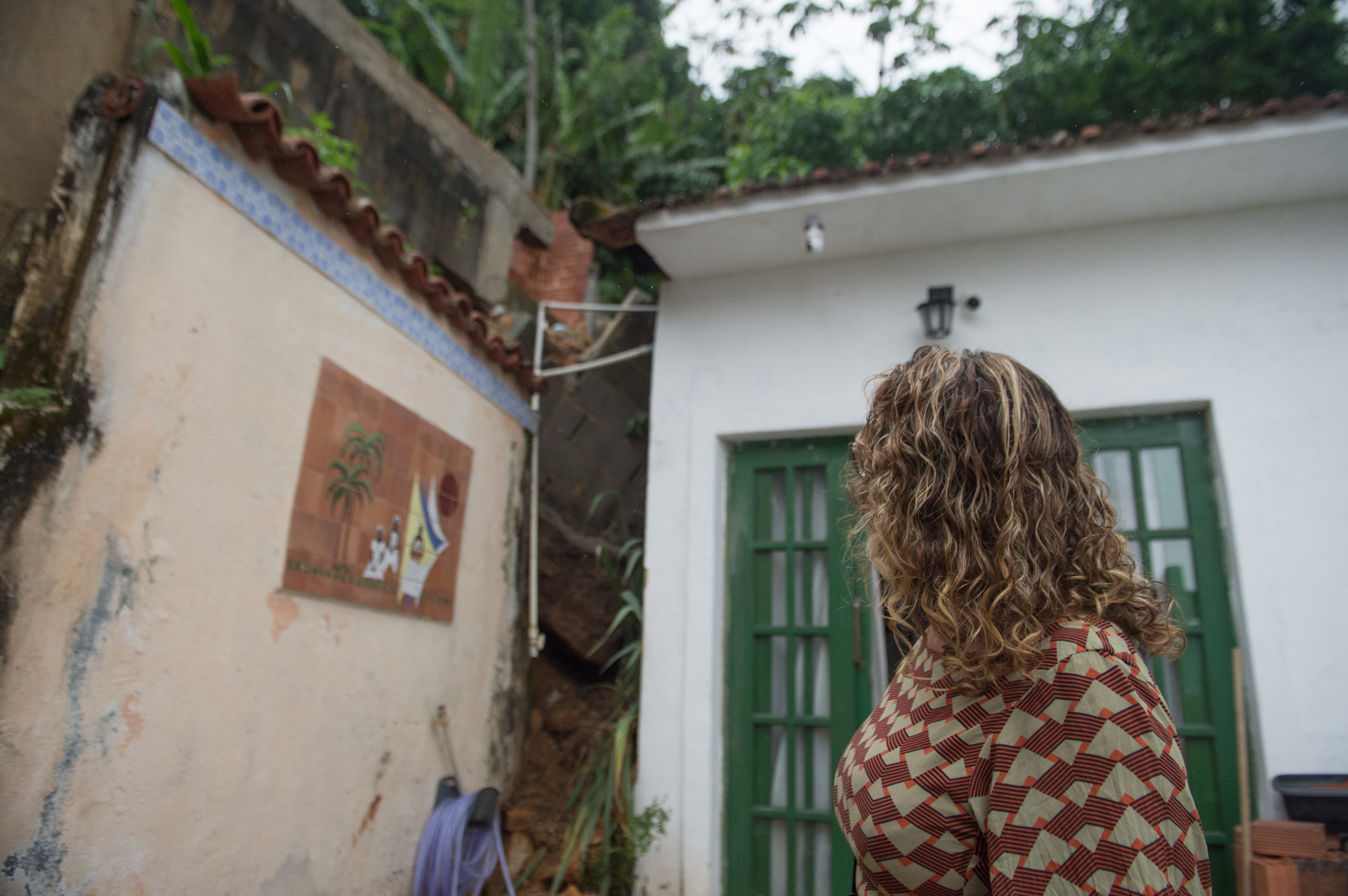 L&uacute;cia Monteiro, de 50 anos, teve casa destru&iacute;da por causa de um deslizamento causado por uma constru&ccedil;&atilde;o irregular - Armando Paiva / Ag&ecirc;ncia O Dia                  