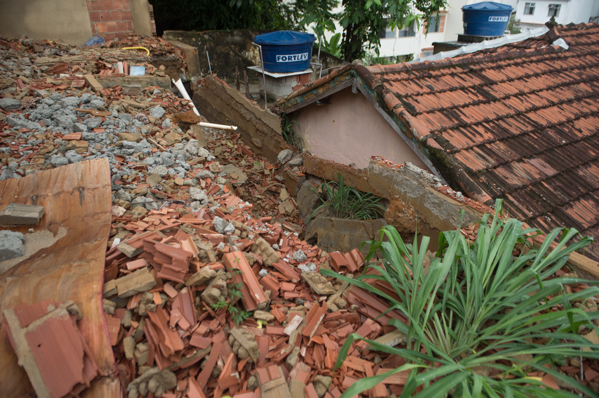 Entulhos est&atilde;o pressionando a parede da casa, que corre risco de desabar - Armando Paiva / Ag&ecirc;ncia O Dia 