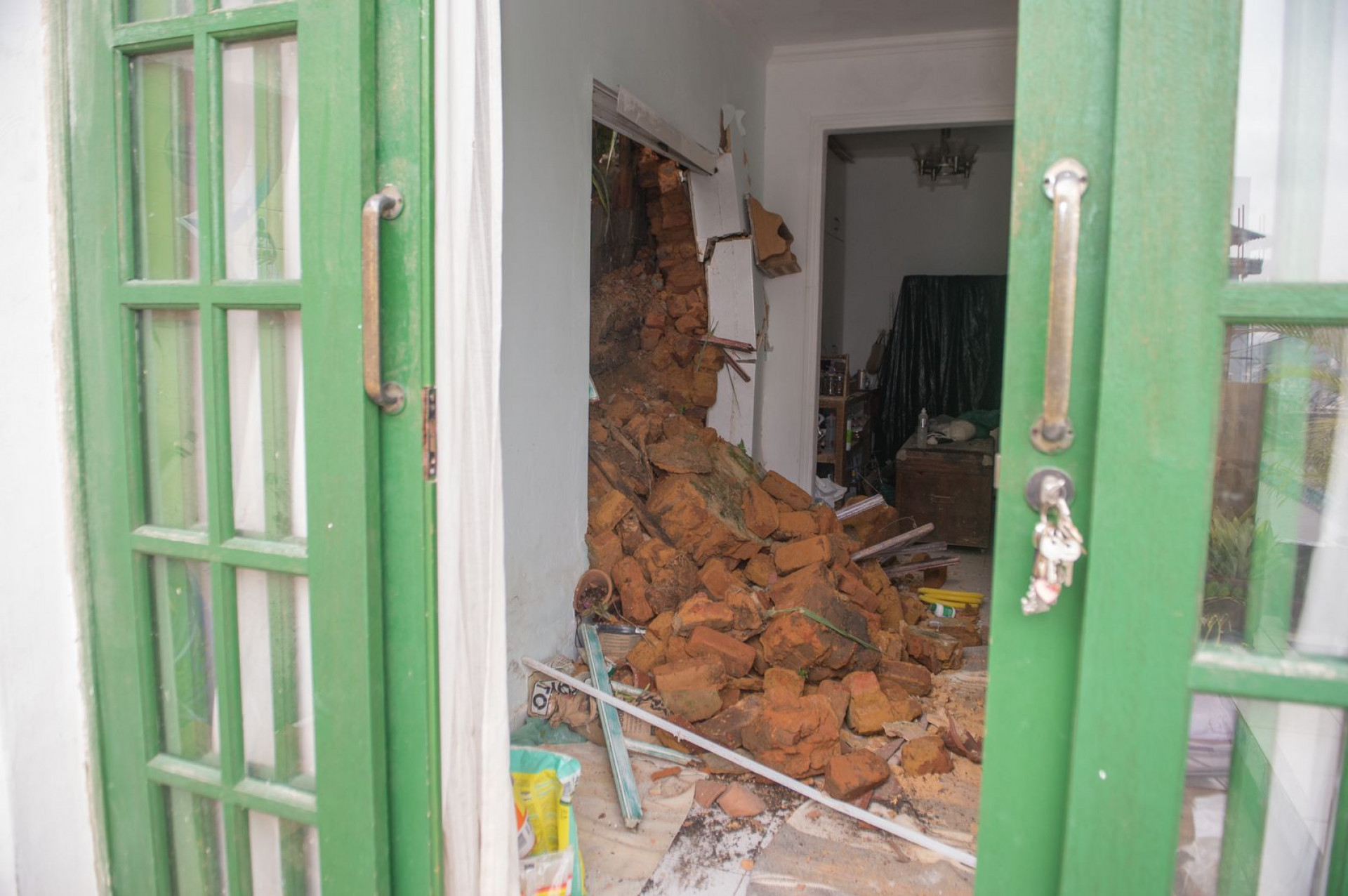 Escombros invadiram a sala da casa - Armando Paiva / Agência O Dia