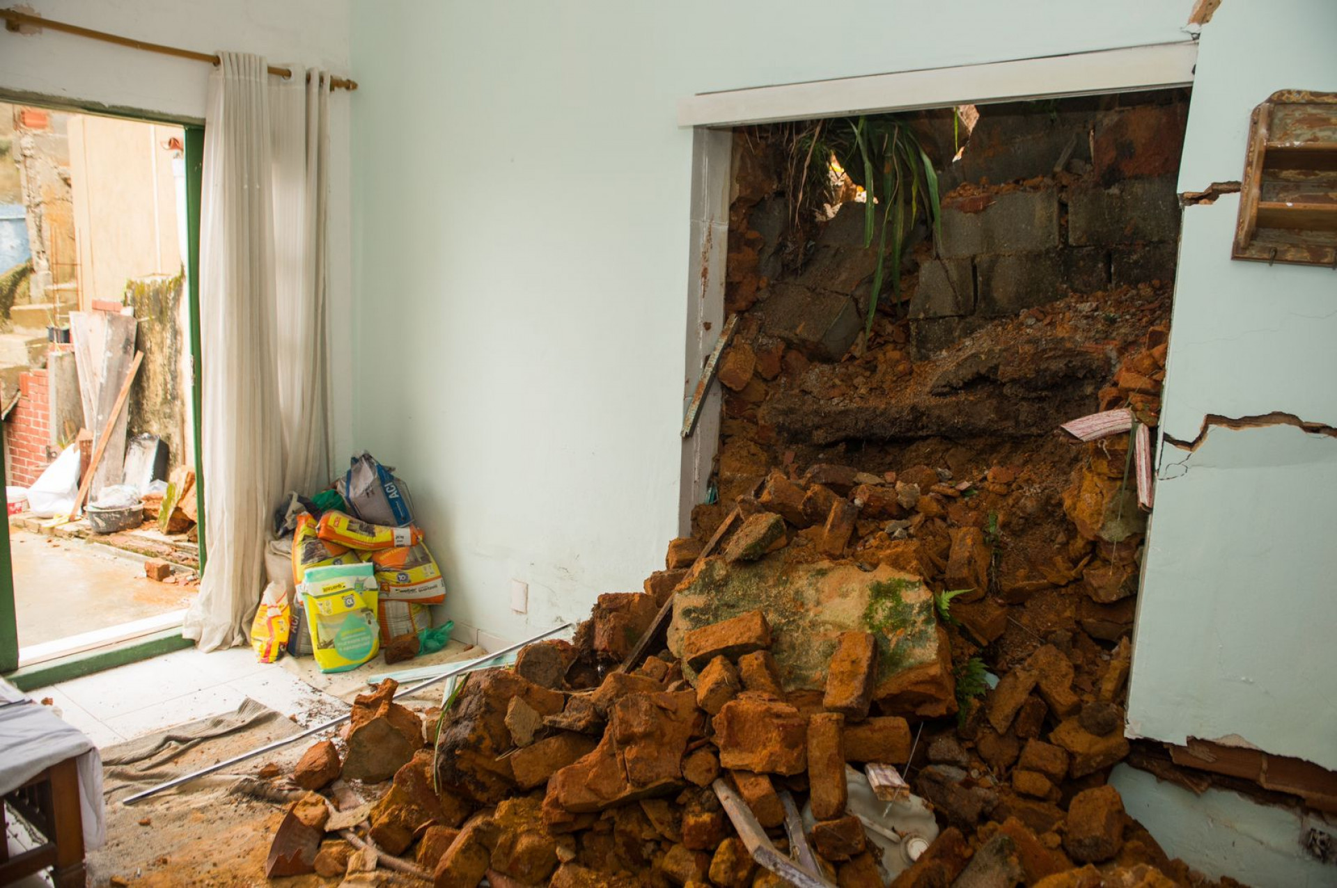 Escombros invadiram a sala da casa - Armando Paiva / Agência O Dia