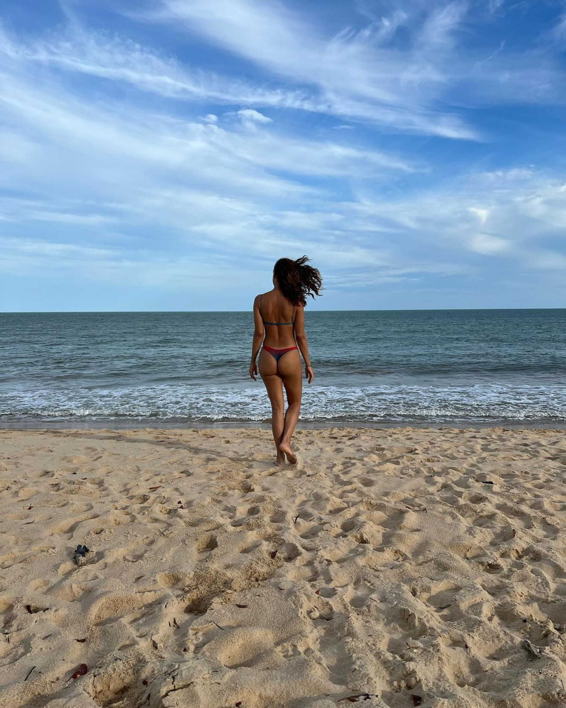 Camila Pitanga compartilha cliques de biquíni na praia