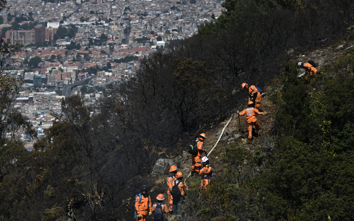 Força Nacional da Colômbia trabalha para conter os incêndios perto de Bogotá
