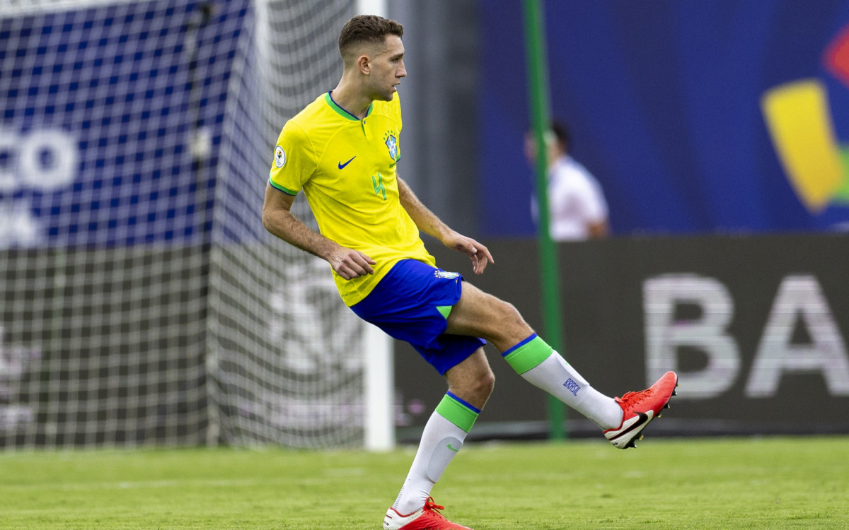 Arthur Chaves em ação durante jogo da seleção brasileira pré-olímpica