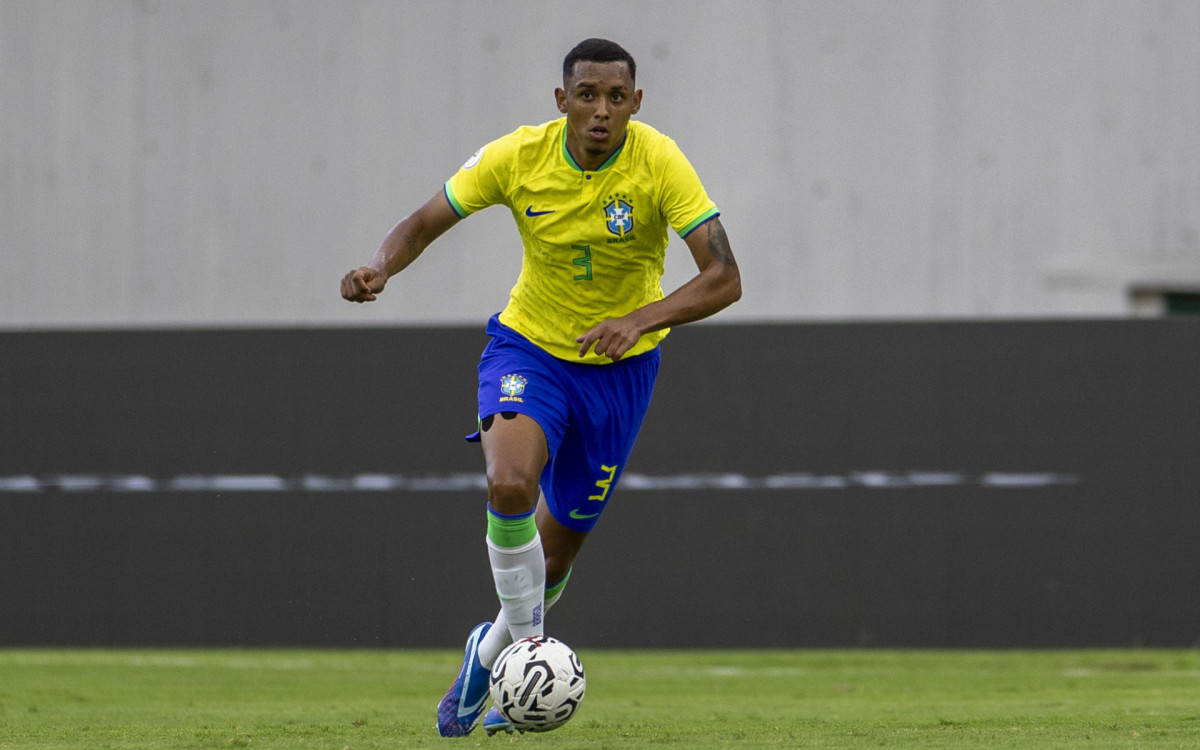 Michel em ação durante jogo da seleção brasileira pré-olímpica