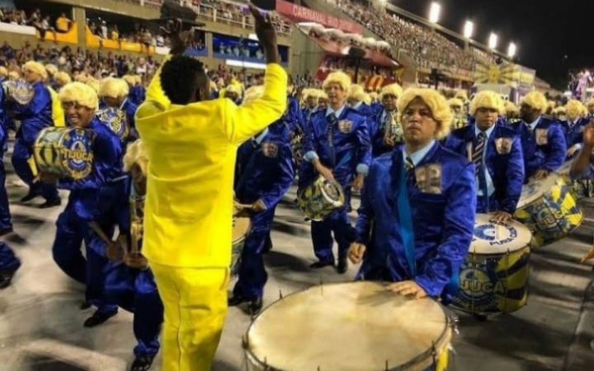 No Carnaval, agente J&uacute;lio C&eacute;sar &eacute; o mestre Julinho, membro da Unidos da Tijuca