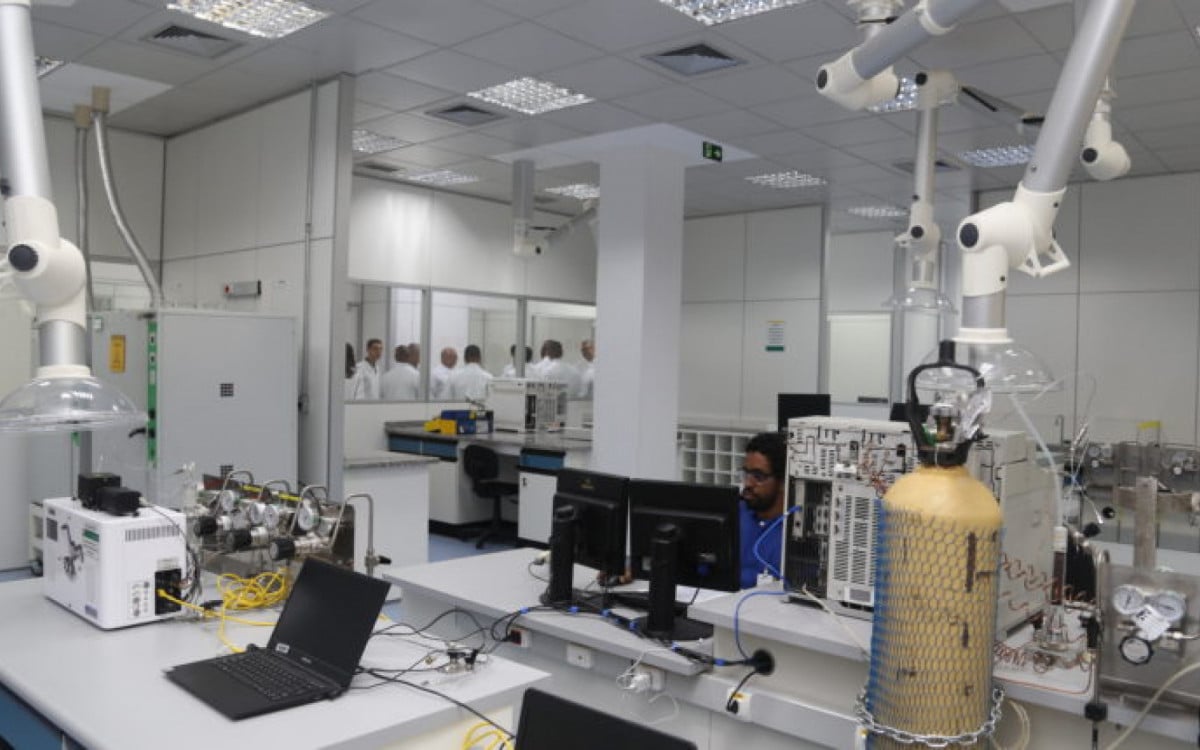 Os laboratórios, situados na Base Imboassica, abrangem uma área construída de cerca de 12 mil m² - Foto: Luiz Simonetti