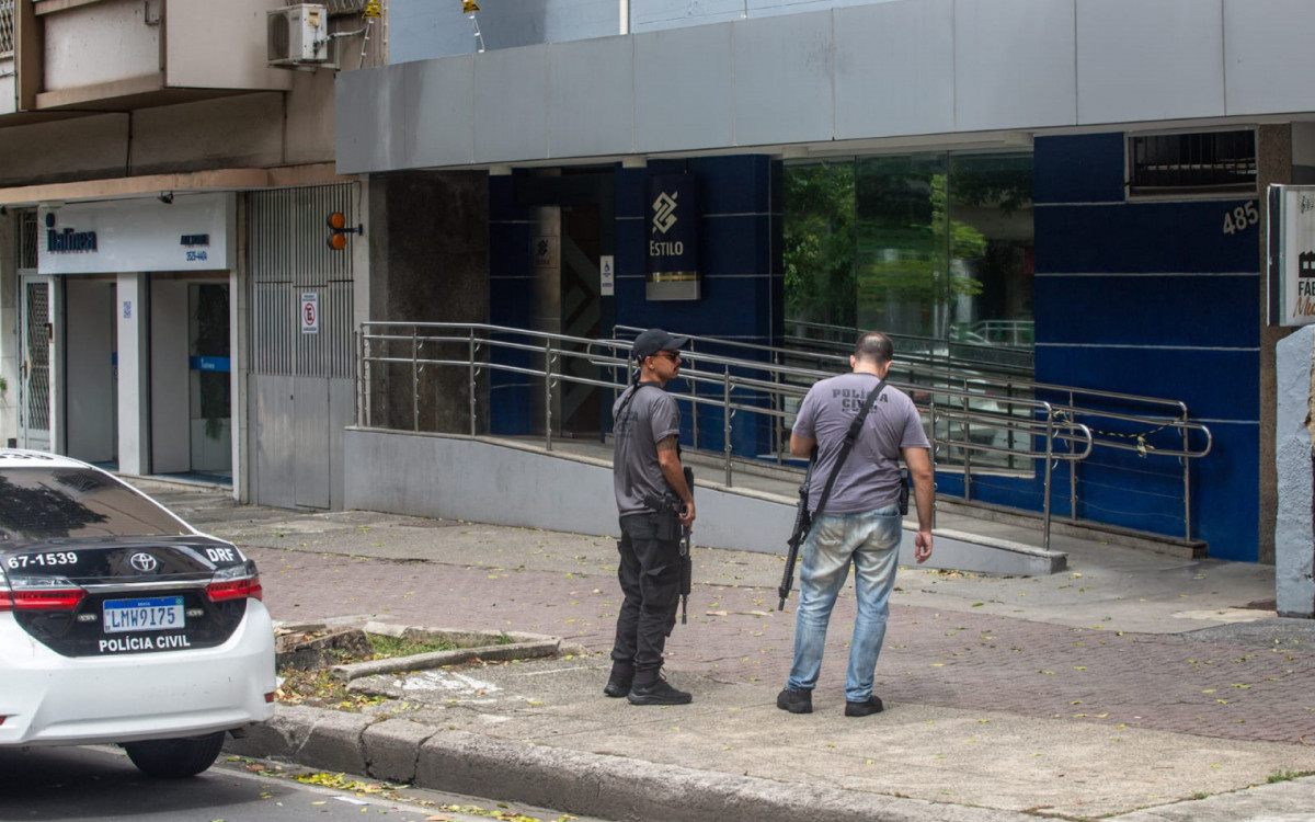 Policiais realizam perícia em agência do Banco do Brasil assaltada na Tijuca