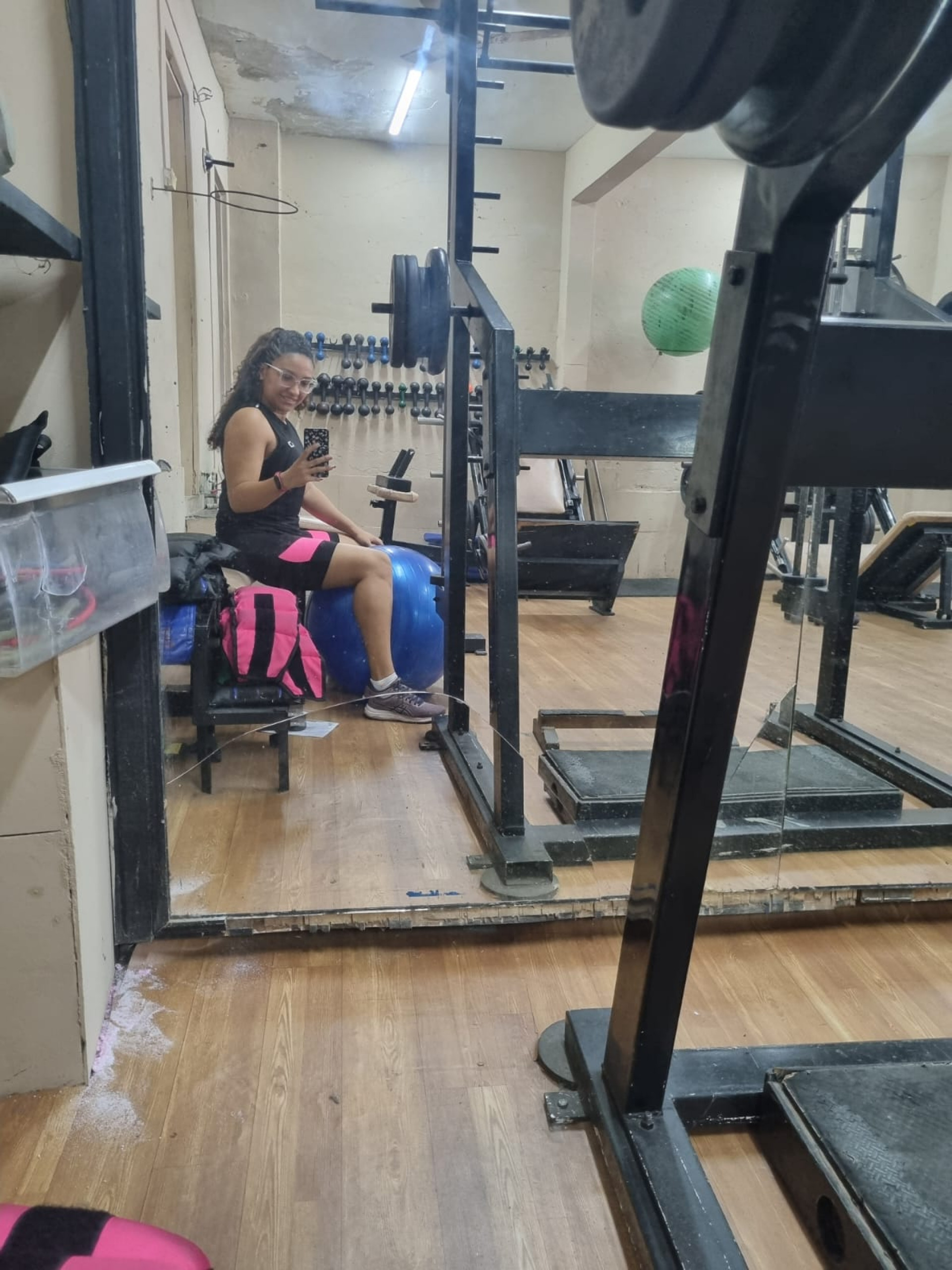 Dentre as atividades preparatórias para o desfile, Jéssica treina musculação - Divulgação