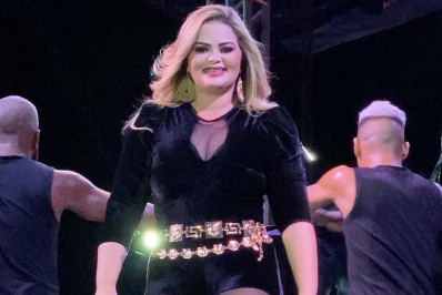 Cantora Dani Li morre aos 42 anos após procedimento estético no Paraná