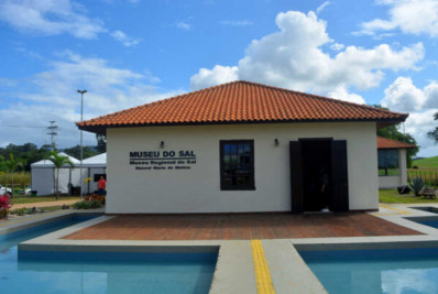 Livro sobre a história do sal da Laguna de Araruama é lançado em São Pedro da Aldeia