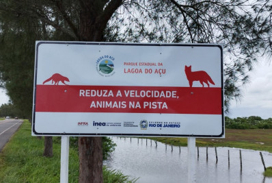 Rodovia de acesso a heliporto sinalizada com placas alertando para animais na pista