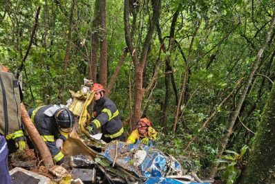 Avião com duas pessoas a bordo cai na região do ABC Paulista