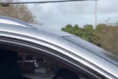 Vídeo: Messi autografa camisa da Argentina de torcedor no trânsito