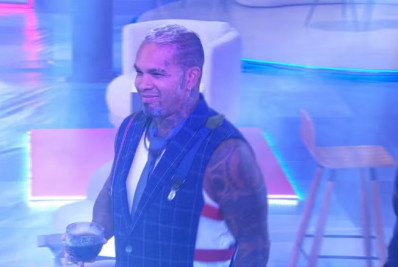 Animou? Rodriguinho surpreende ao ficar em pé por alguns minutos no show do Jota Quest