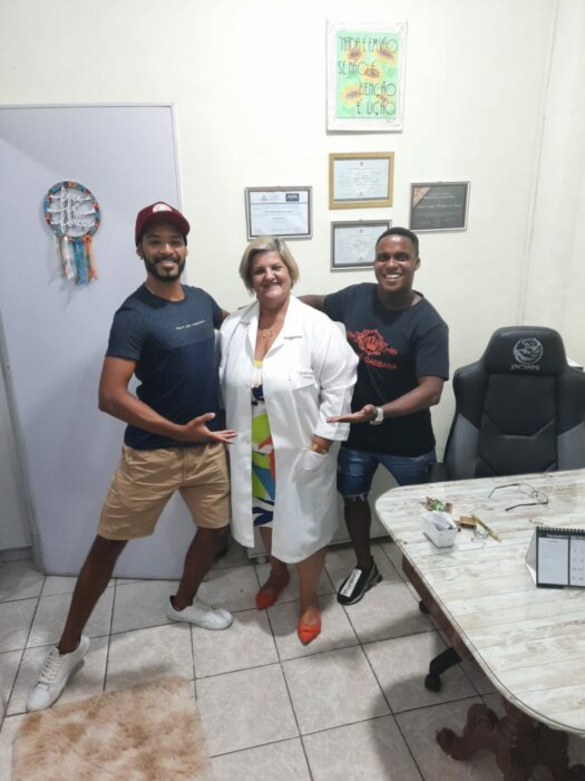 Mestres-salas realizam trabalho multidisciplinar. Na imagem, com a psic&oacute;loga - Divulga&ccedil;&atilde;o