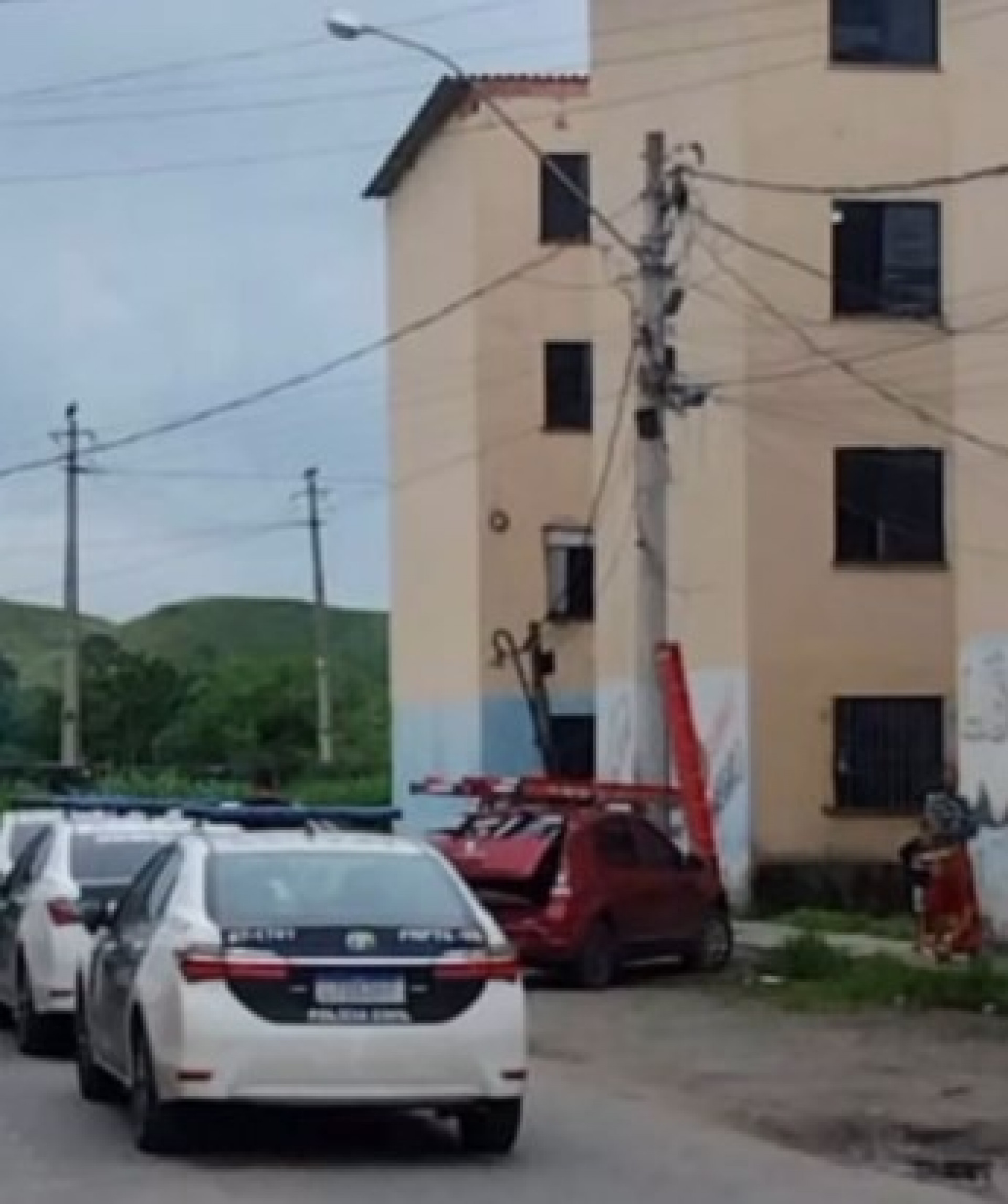 Dupla foi identificada como moradores do Rio de Janeiro, e estavam em um poste instalando internet irregular