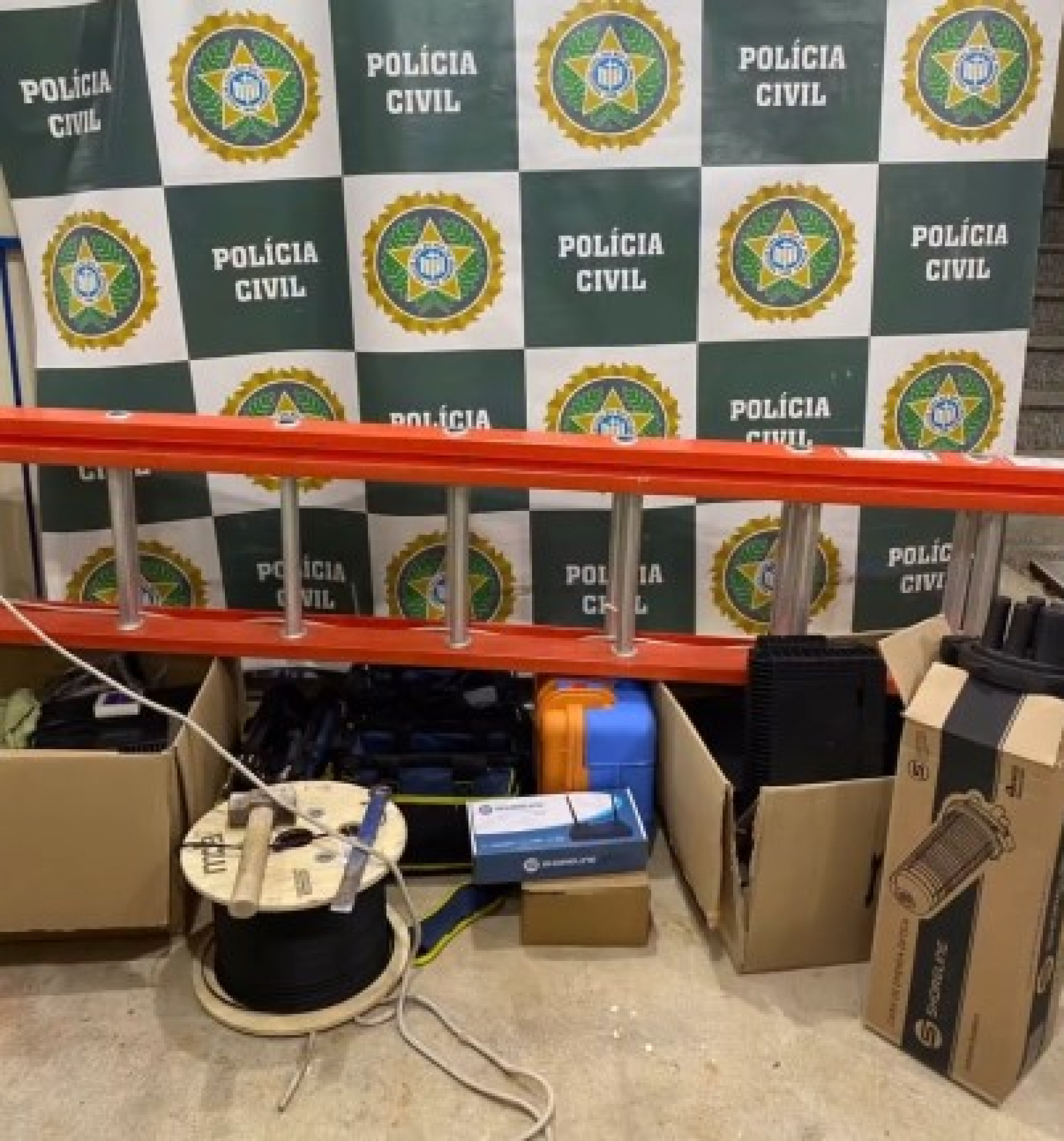 No carro dos presos, policiais encontraram material para instalação e equipamentos retirados da casa de moradores